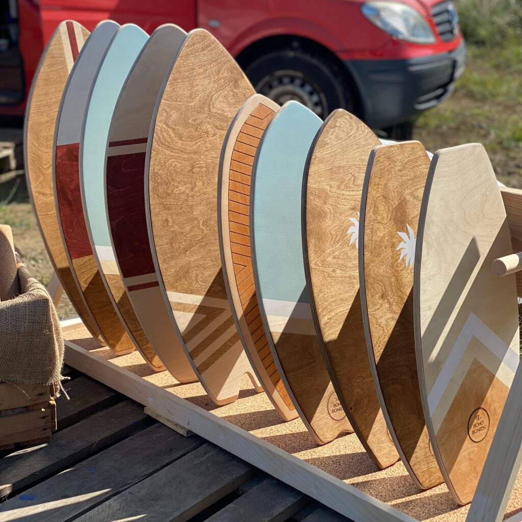 Ständer mit diversen ästhetischen Balance Boards von The Boho-Boards