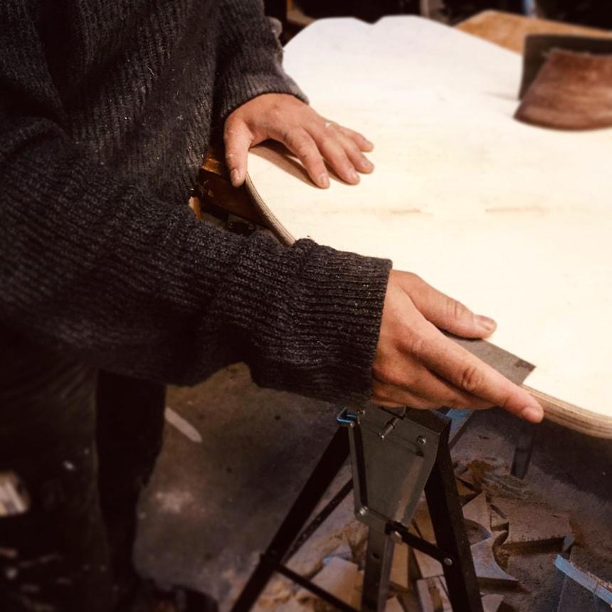 Fokus der Hände beim Schleifen und sorgfältiger Handarbeit am Balance Board