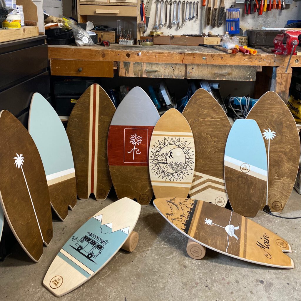 Verschiedene Balance Boards in der Werkstatt von The Boho-Boards